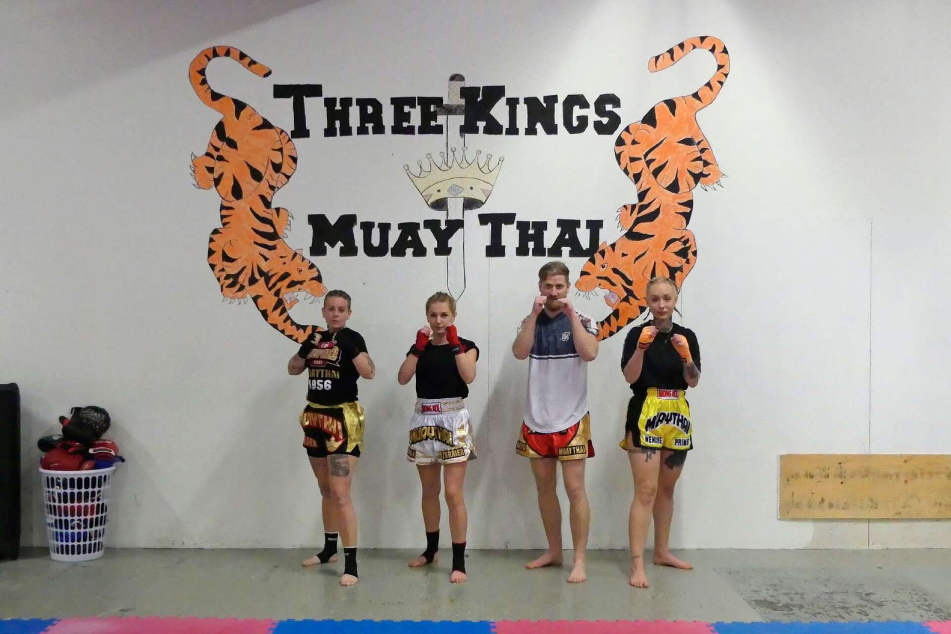 Några av de som ligger bakom den nystartade klubben Three Kings Muay Thai; Anna Johannesson, Emma Dahle, David Eng och Wenche Bergander.