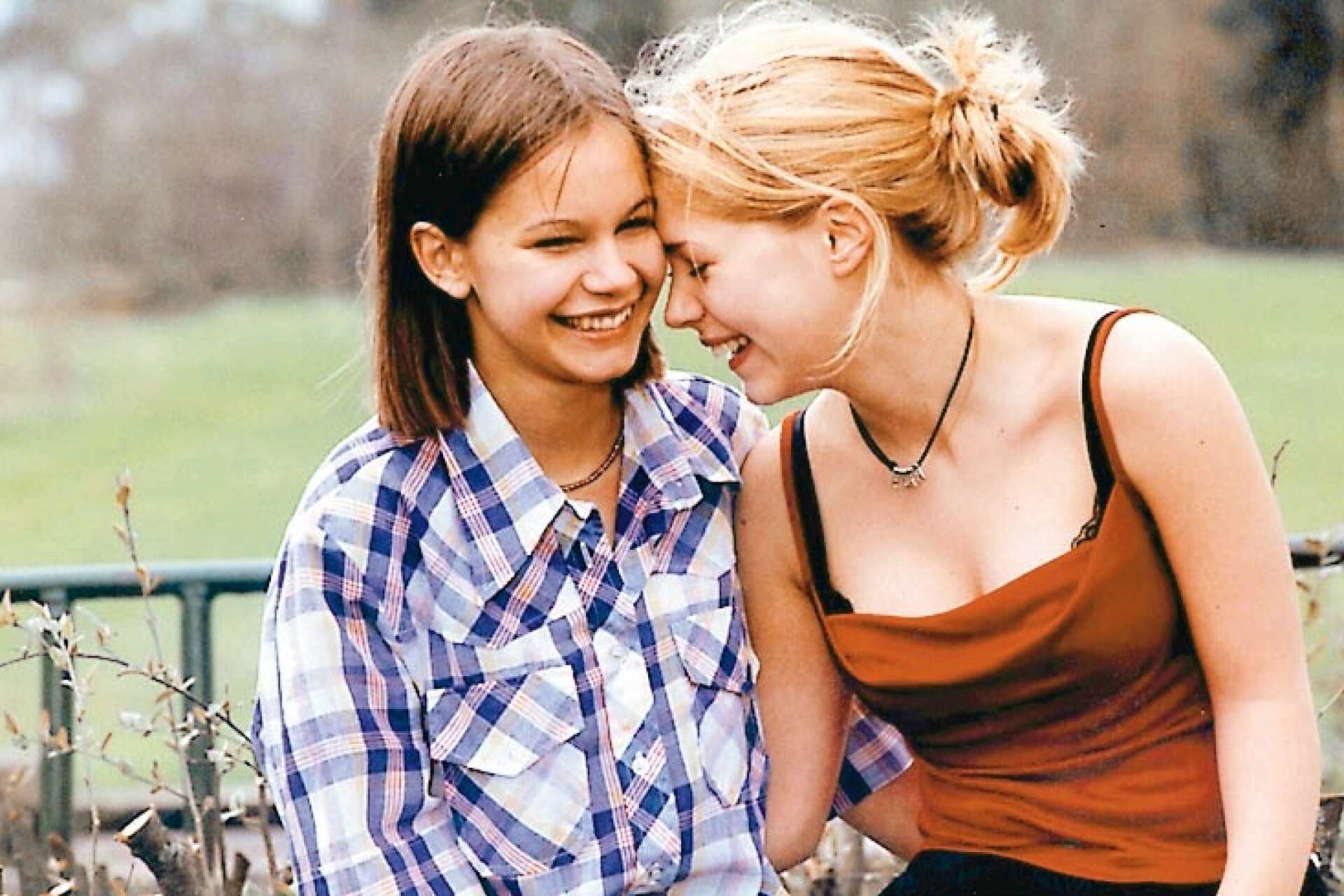 Huvudrollsinnehavarna Rebecka Liljeberg, som spelar Agnes, och Alexandra Dahlström, som spelar Elin, var bara 17 respektive 14 år när filmen spelades in.