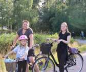 Christoffer Kry, Elin Ljung och Elsa Kry Nilsson cyklade tillsammans när det var final för sommarens cykelrundor i Tollebol.