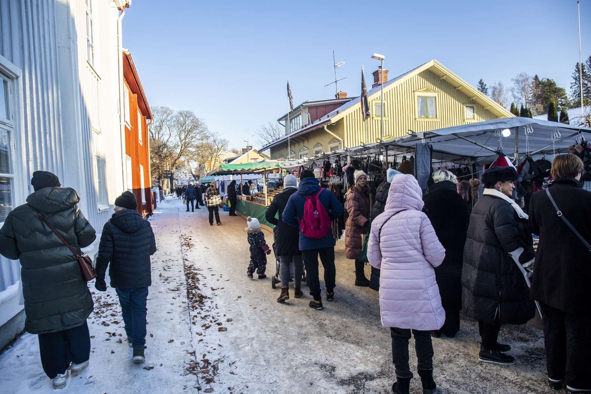 Redan vid öppningstid myste besökarna runt bland Åmåls äldre kvarter.