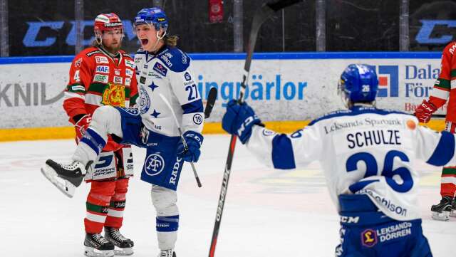 Leksands Anton Karlsson jublar efter sitt 0-1 mål under fredagens ishockeymatch, direktkval till SHL match 5 av bäst i 7, mellan Mora IK och Leksands IF i Jalas arena. 