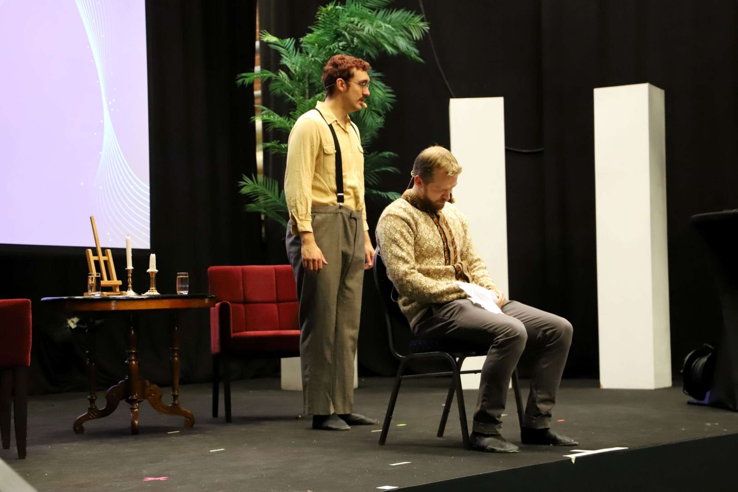 Studenter från Molkoms folkhögskolas teaterlinje hade dramatiserat några av de gästande författarnas verk. Här är en scen ur Helén Wighs roman Järnmärkt.