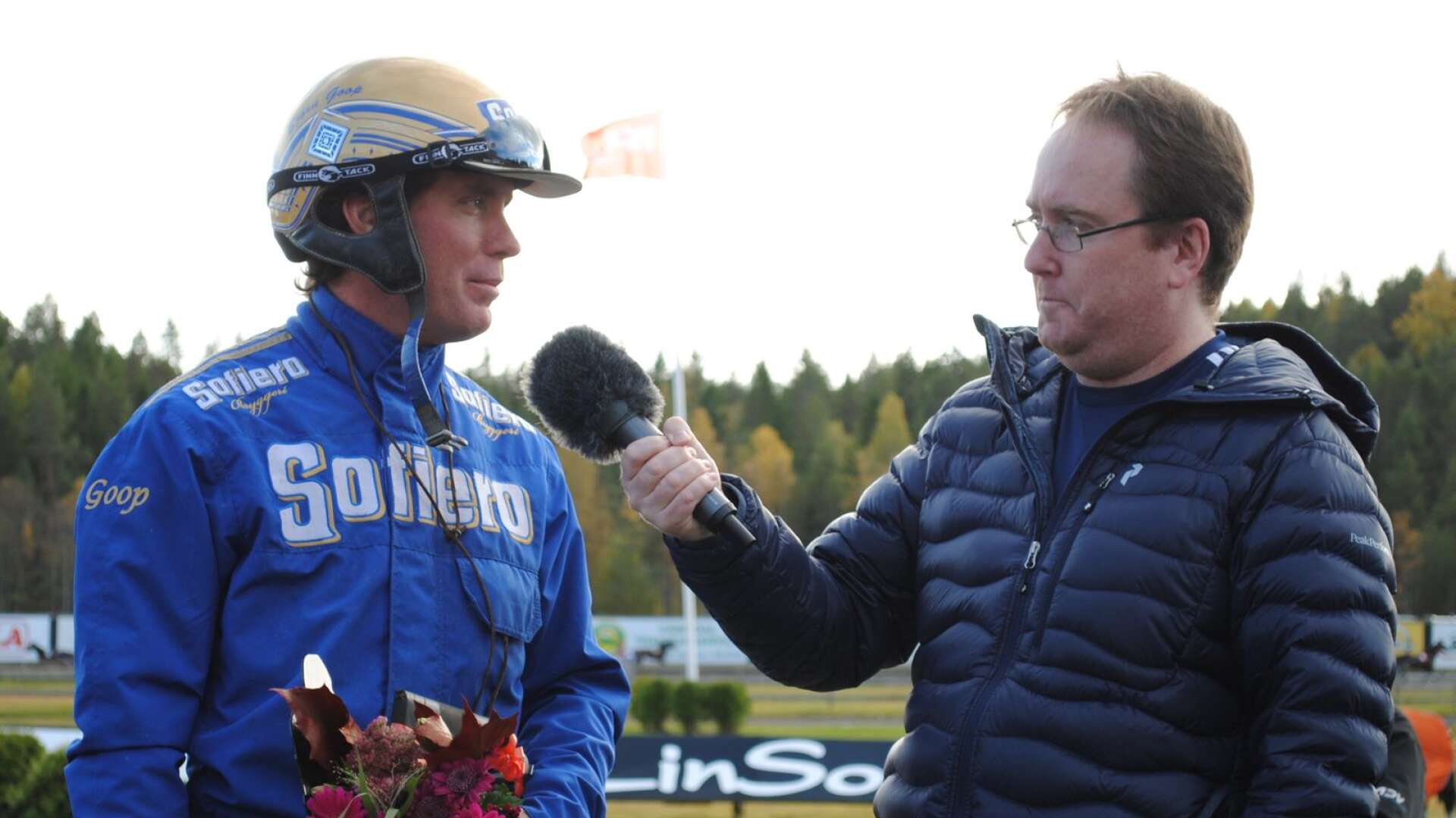 Björn Goop tillhör huvudpersonerna i Åmål på tisdag och han kör bland annat V64-spiken Chimi. Han är en segervan kusk och är här intervjuad av Patrik Nilsson i vinnarcirkeln på Åmålstravet.
