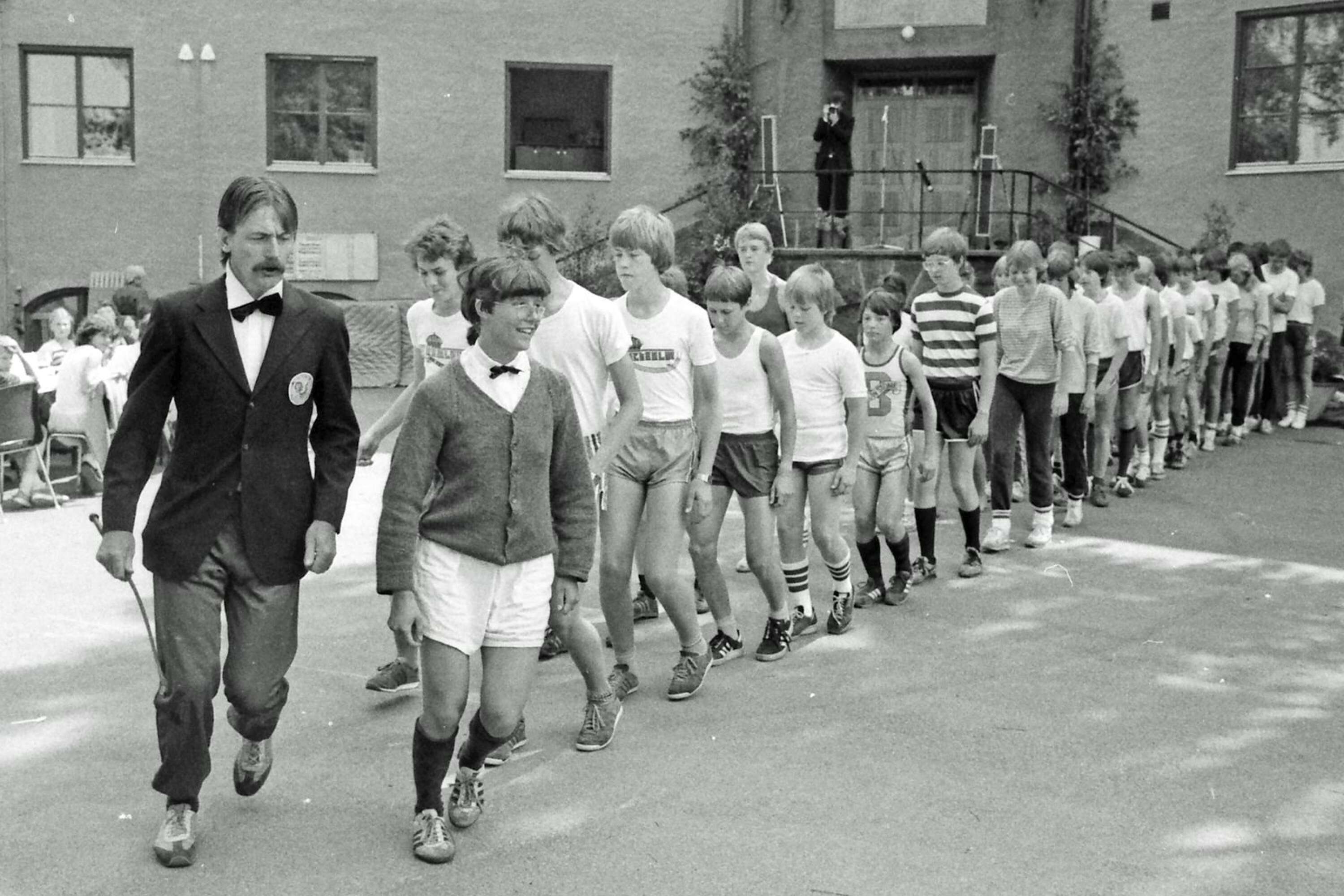 Ett inslag i 50-årsfirandet 1982 var en gymnastikuppvisning, som skulle visa hur det gick till förr i tiden. Gymnastikdirektören Göran Ericsson till vänster ledde uppvisningen. 