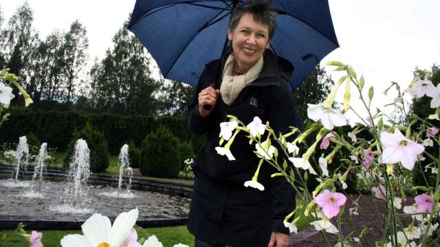 Ulla Norrman bland rosenskära och blomstertobak i Rottneros park. (Arkivbild.)