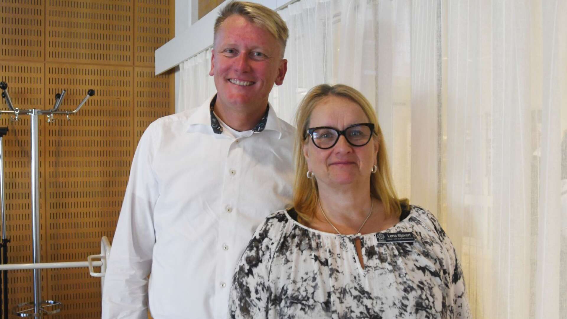 Sjukvårdsdirektören Lena Gjevert och Daniel Schützer (S), regionråd och ordförande i hälso- och sjukvårdsnämnden, mötte personalen på Arvika sjukhus.