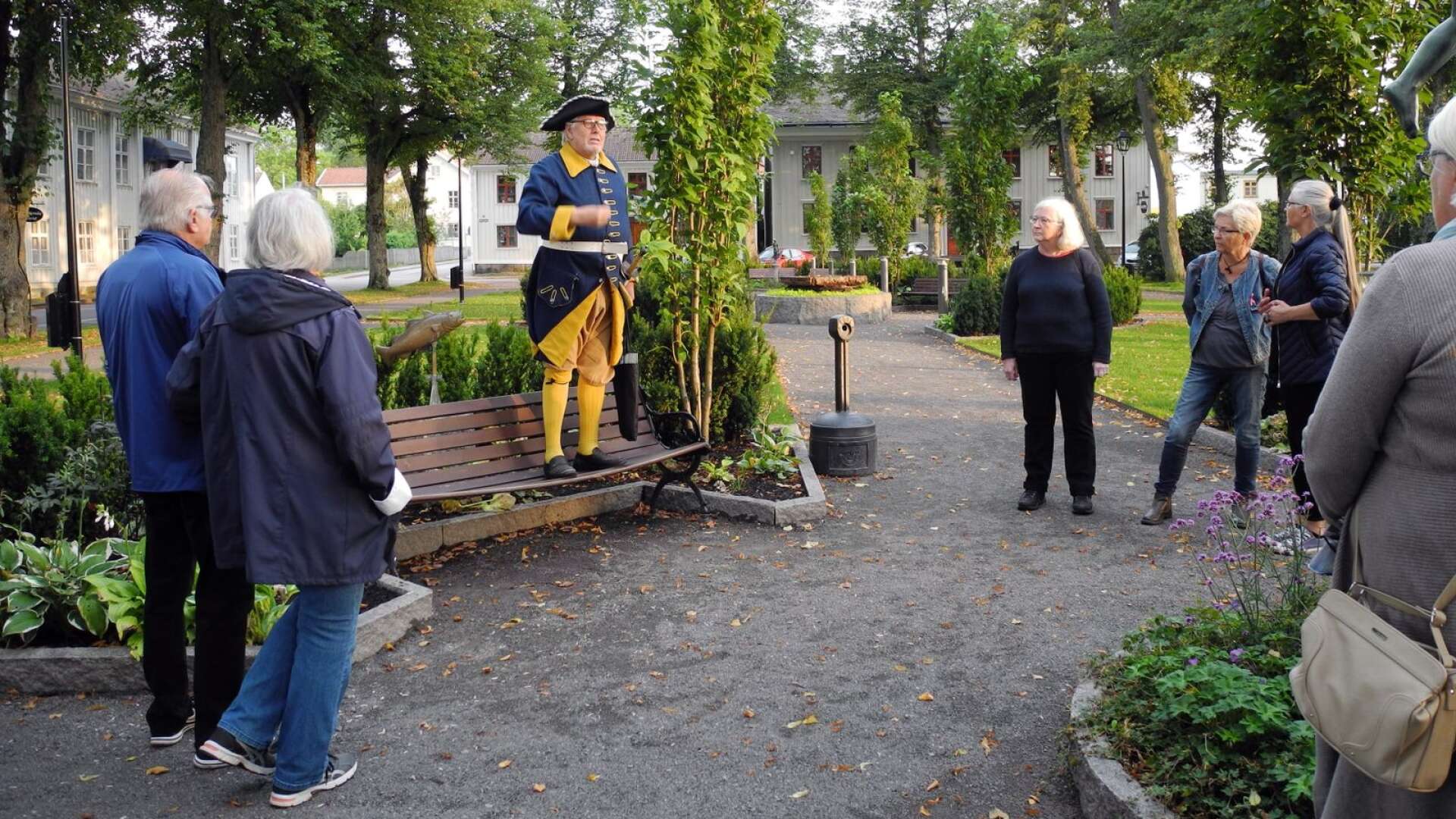 Gustav Wennberg bar tidsenlig karolineruniform när han visade Åmåls släktforskare runt i Plantaget i början av september.
