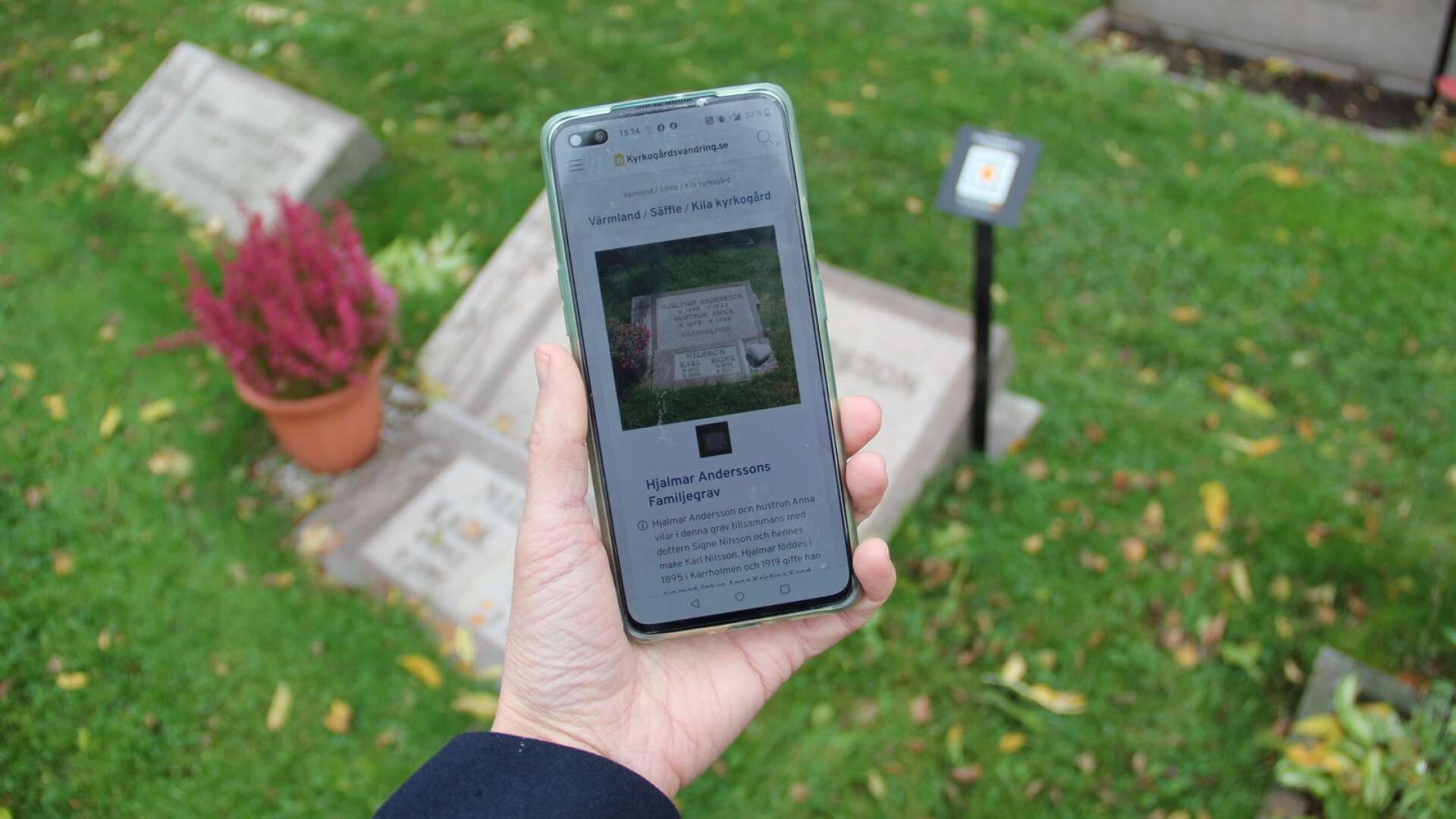 Med hjälp av mobilen kan besökare ta del av berättelser om personer som är begravda på kyrkogården.