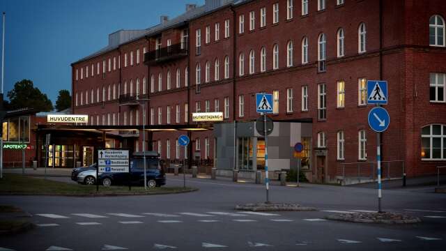 ”Vi ger inte upp än, men detta år har tagit rejält på krafterna” skriver 18 läkare på sjukhuset i Lidköping.