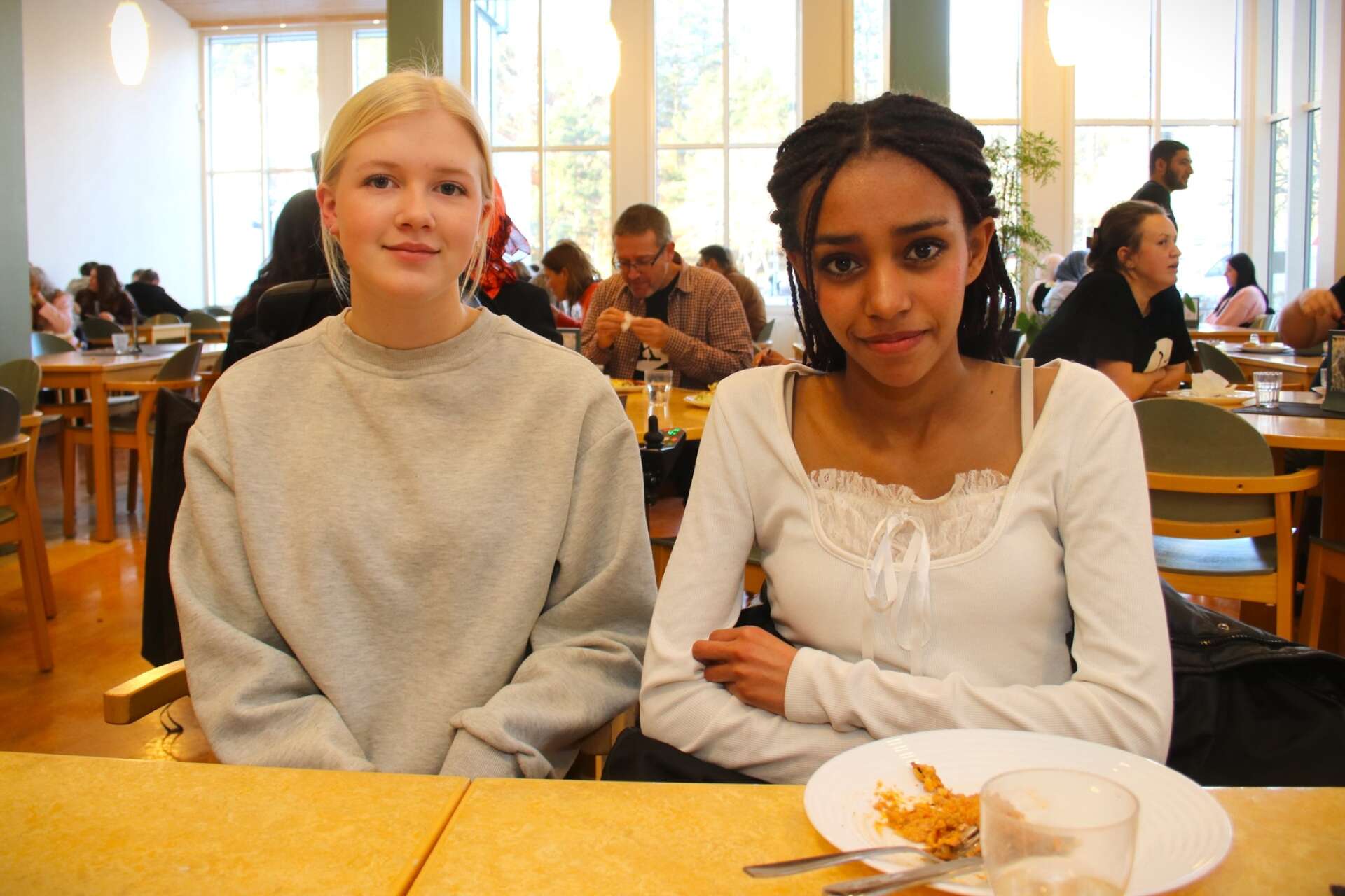 De besökande niorna bjöds på lunch i skolans restaurang. Meja Venborg, som redan går på skolan, guidade runt kompisen Sina Fimon och lillasystern Vilda Venborg. 
