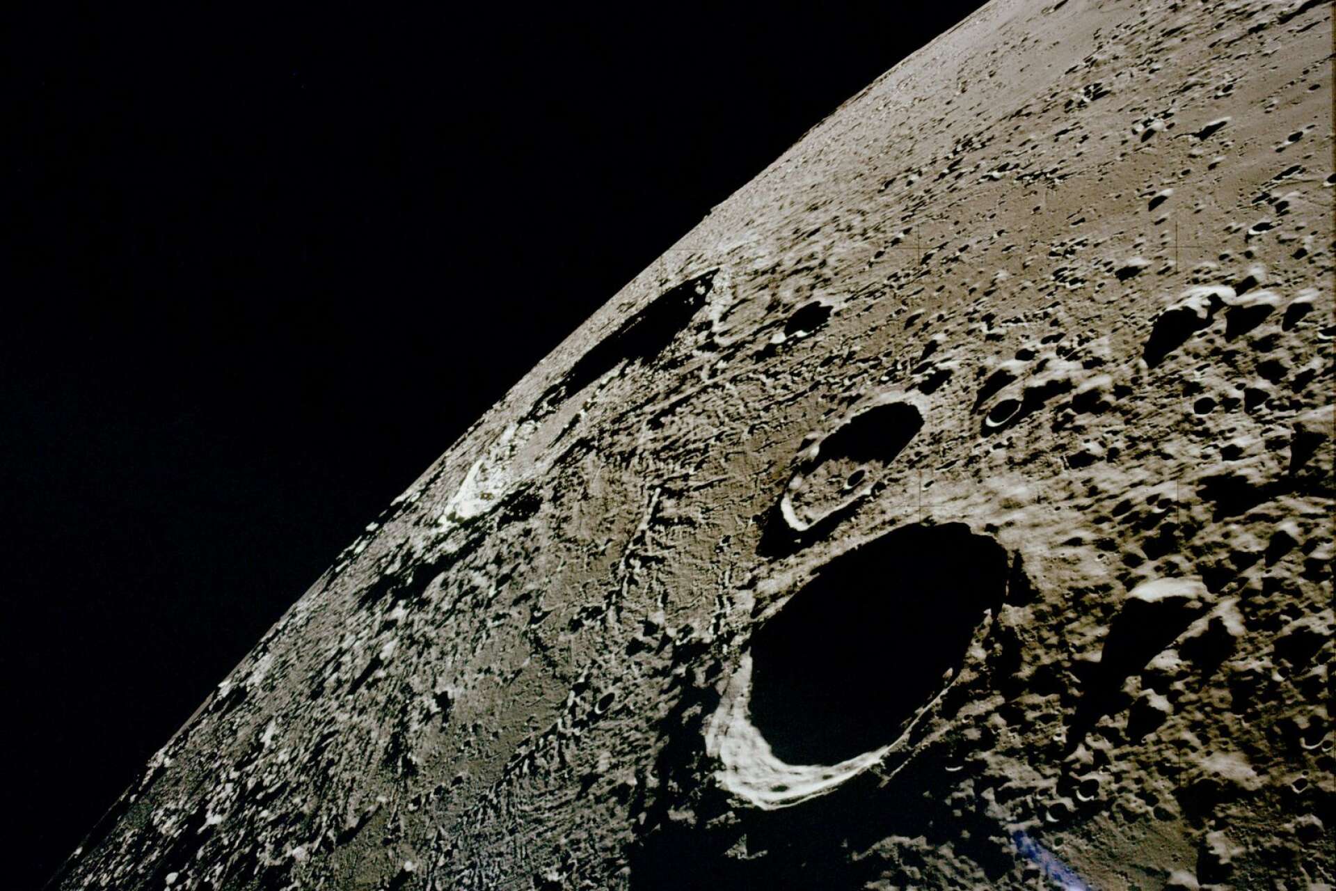 Kopernikuskratern sedd från omloppsbanan kring månen.