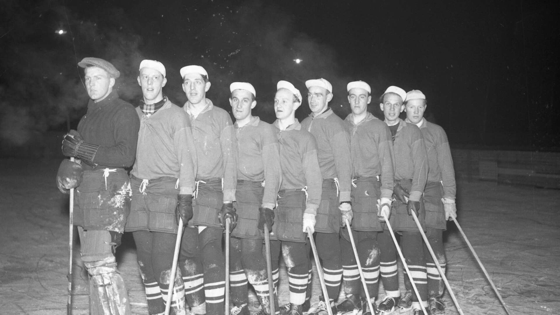 Färjestad BK bildades redan den 10 november 1932 och här syns en del av uppställningen under år 1944. Vid det laget hade klubben haft ishockey på programmet i tre år, efter att bara ha fokuserat på bandy, och man fortsatte fram till 1947 innan man tog en paus fram till 1956.