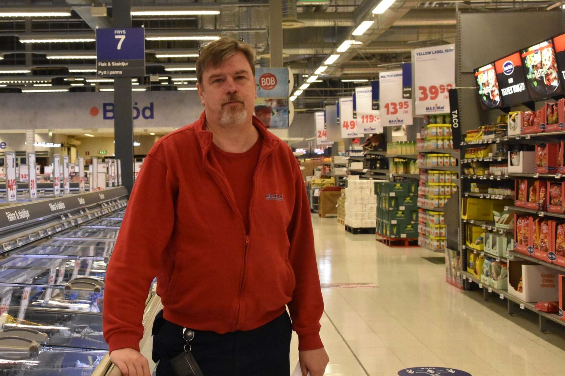 Tommy Johansson, butikschef på Maximat i Charlottenberg, ser en tydlig skillnad sedan restriktionerna kring gränsen slopats. Arkivbild.