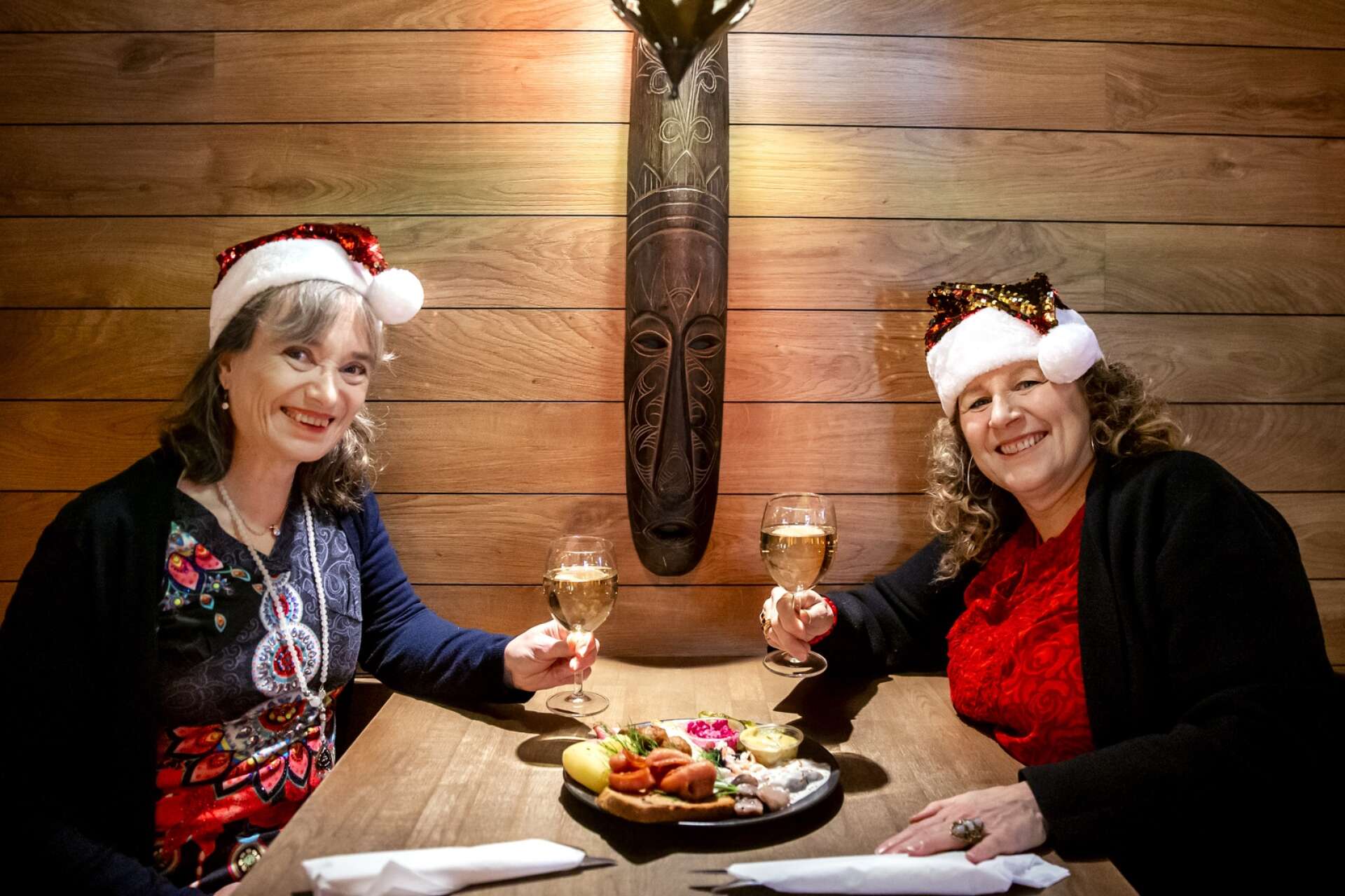 Leena och Carina firar jul på Lion Bar. 