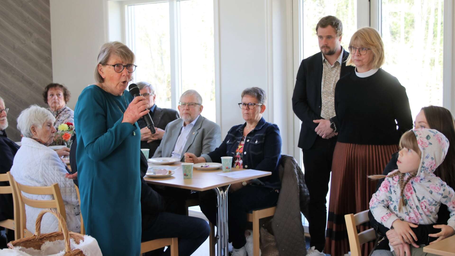Barbro Gustafsson från verksamhetsrådet i Fröskog berättade om glädjen att kunna inviga ett nytt församlingshem. 