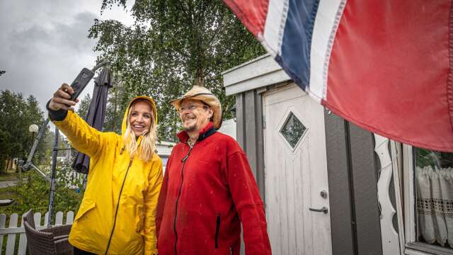 NWT-reporter Kristin Stein tar en selfie med Norges reality-stjärna Jorånd Bull på Montebello Camping i Norge.