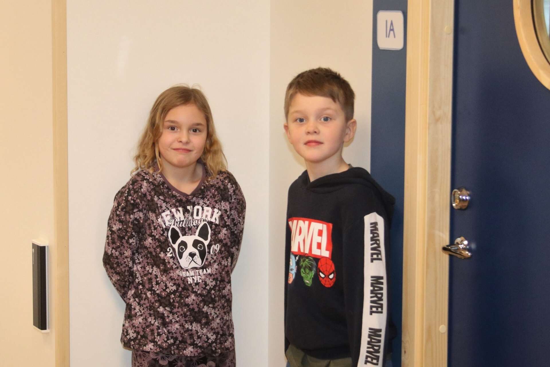 Skolstart på nya Rösparksskolan. Mira Elg och Max Bååth utanför dörren till sitt klassrum, 1A.