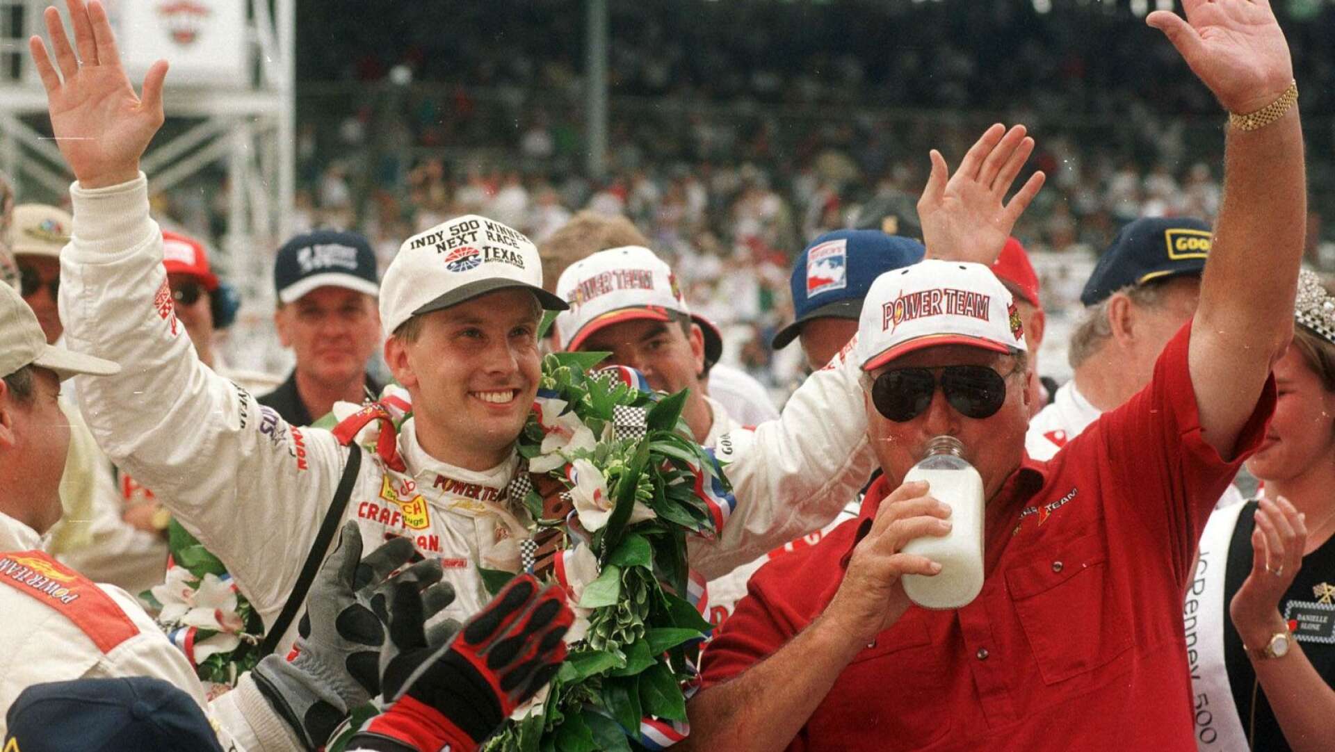 Den 30 maj för 20 år sedan blev Kenny Bräck från Glava den förste och hittills ende svensk som vunnit  Indy 500 i Indianapolis. Världens mest legendariska racingtävling tillsammans med Monacos Grand Prix. Här firar Kenny och stallägaren AJ Foyt traditionsenligt med mjölk.