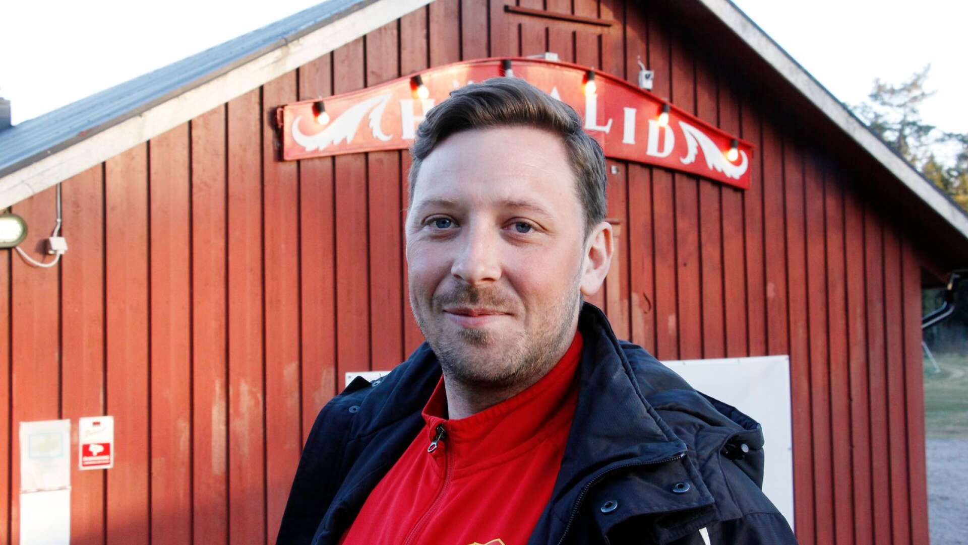 Christoffer Roos, är huvudtränare för Färgelanda IF:s A-lag i division 5 även den här säsongen.