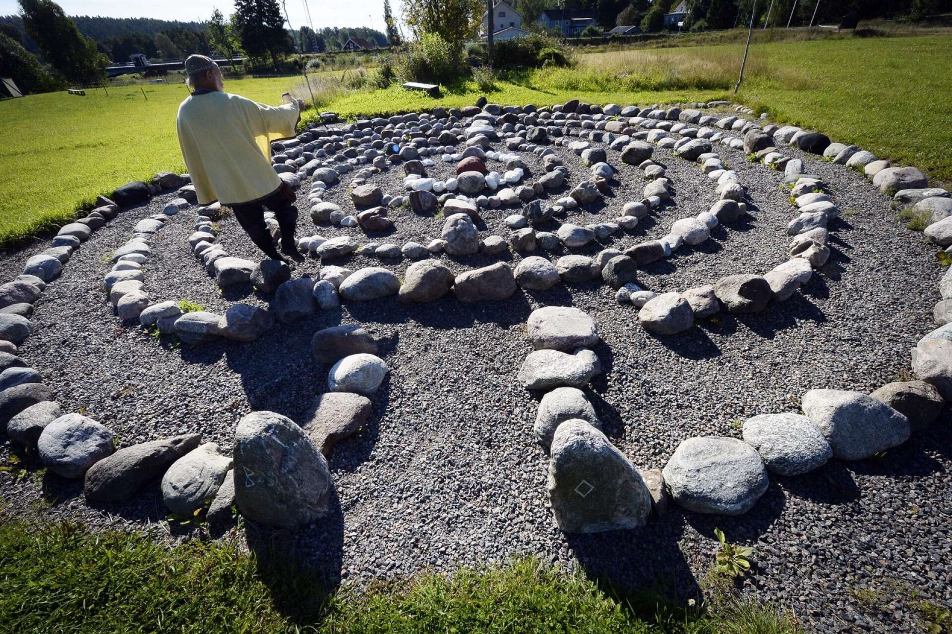 I vikingabyn kan man pröva på att hitta fram genom en labyrint av stenar.