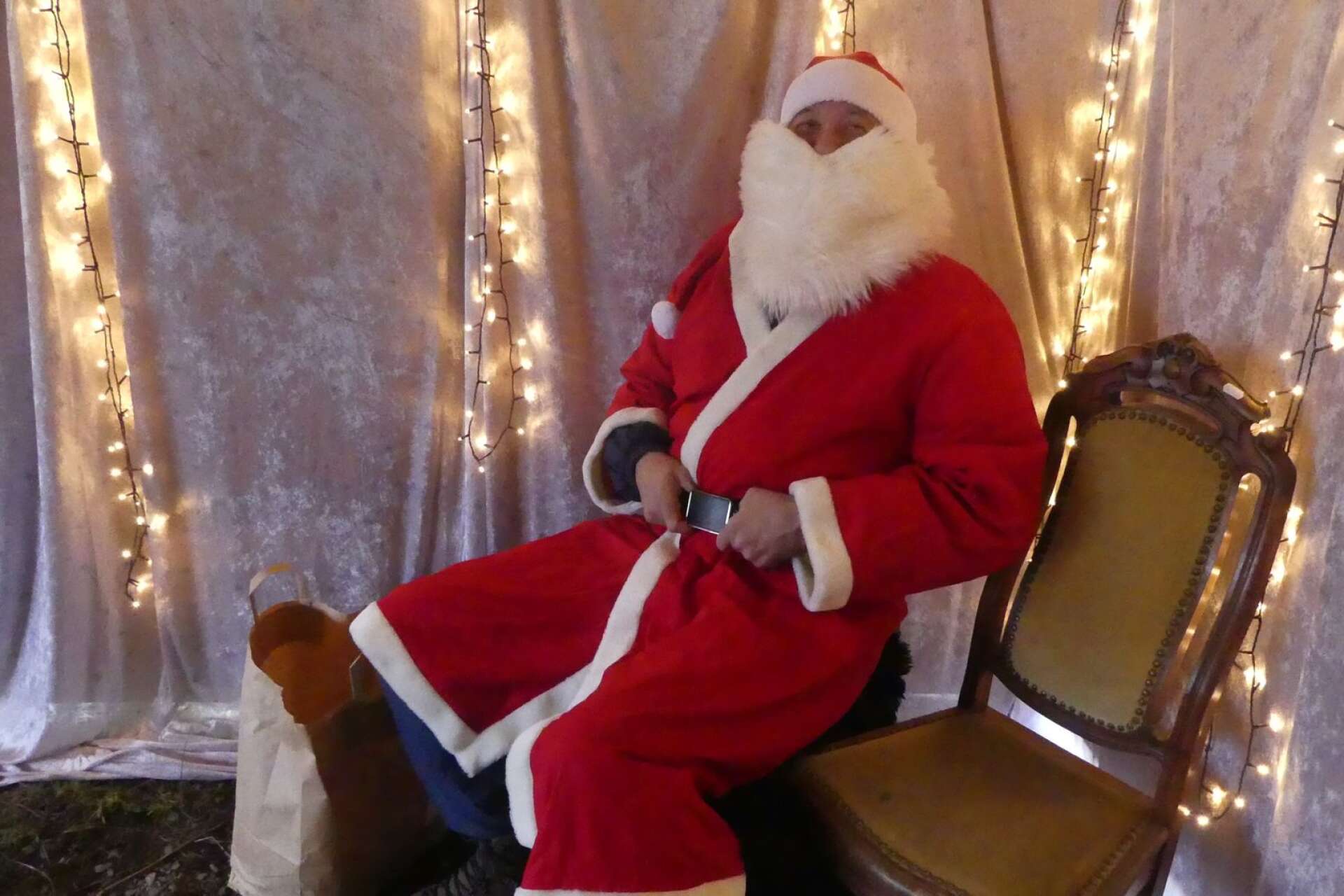 På logen satt jultomten för att prata med barnen.