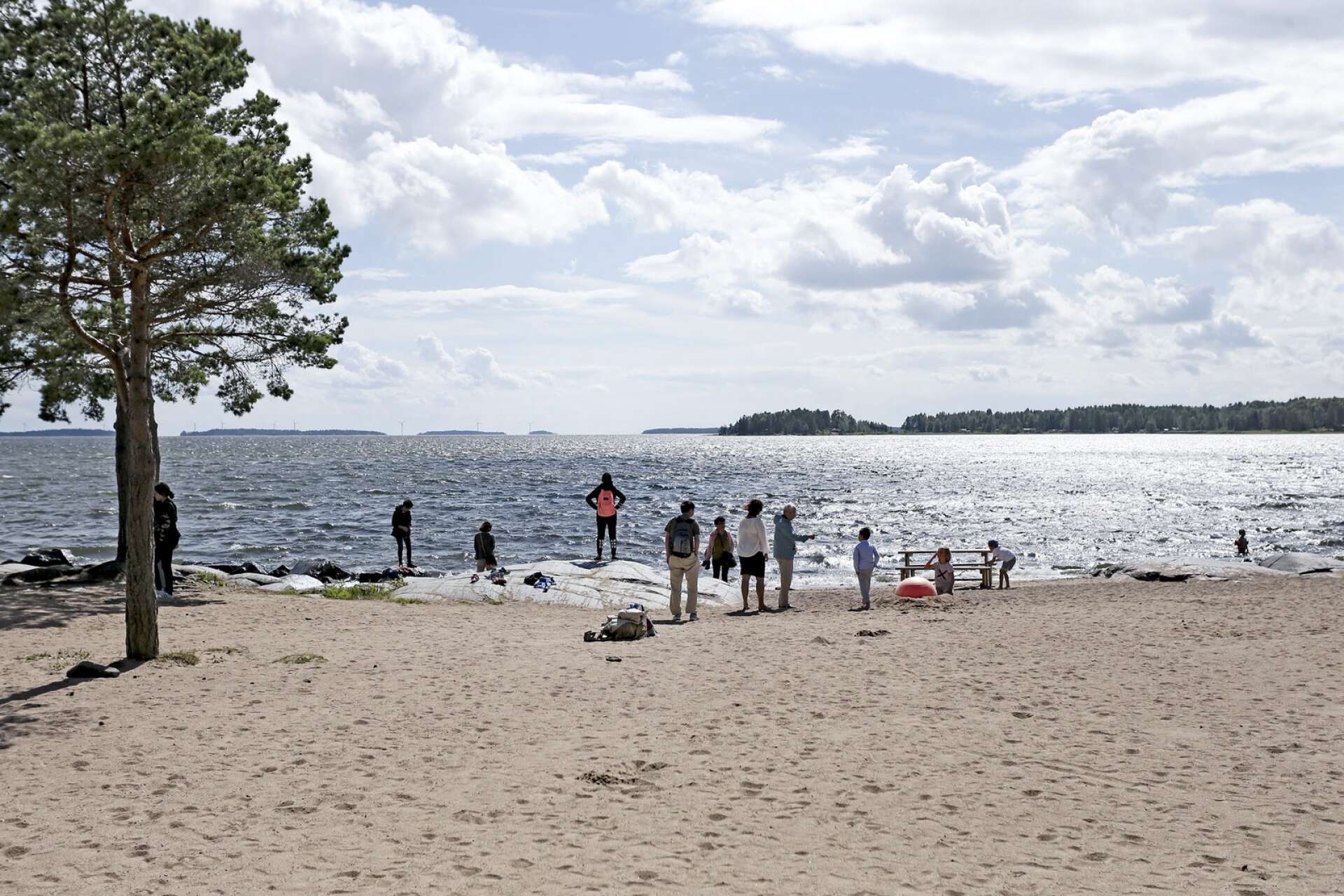 Många kinesiska turister på genomresa i Värmland har stannat vid Skutberget i Karlstad för att få en glimt av Vänern. 