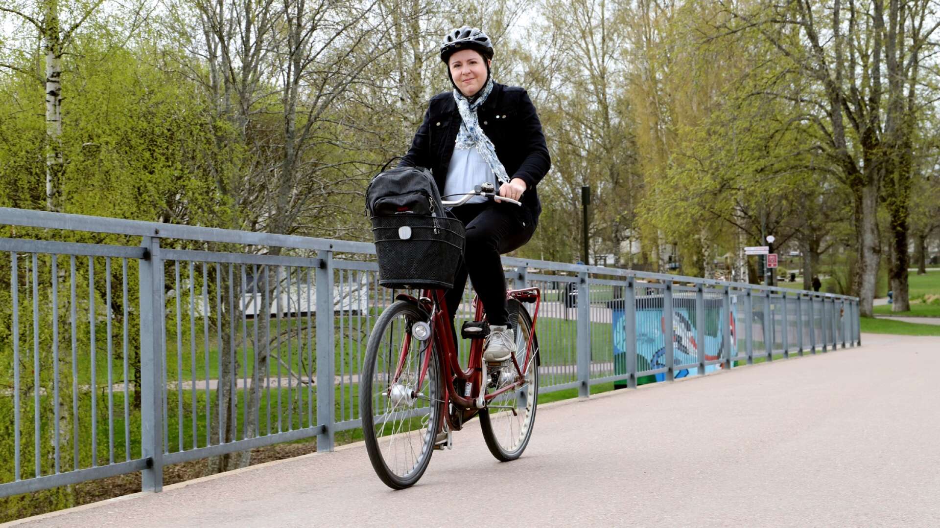 Karlstadsbon Malin Edgren debuterar som barnboksförfattare med boken om Joni, som tänker slå rekord i fortcykling. Själv nöjer hon sig med spinning och med cykeln som transportmedel i stan.