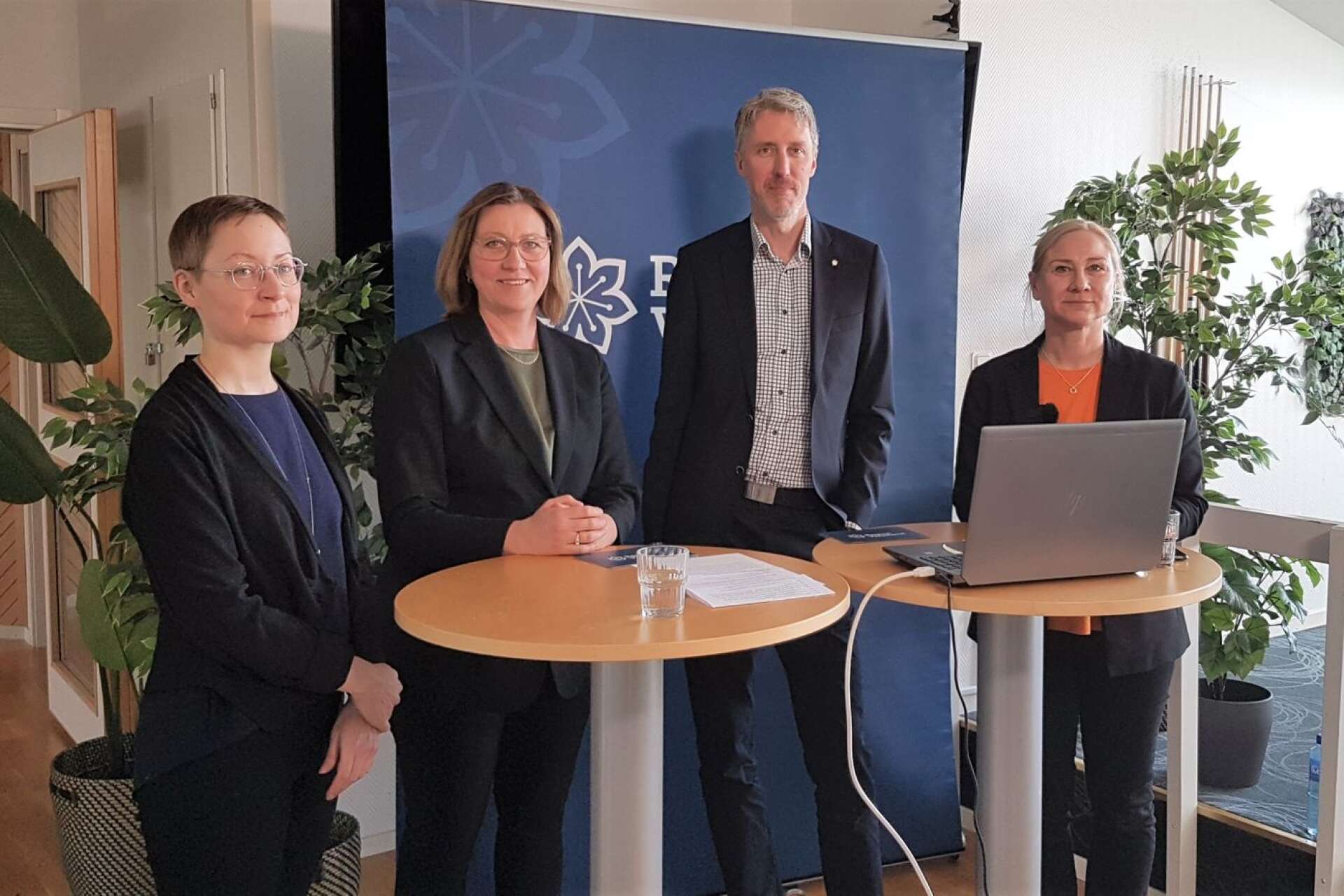 Sandra Röjdén Thyberg, analytiker Region Värmland, Stina Höök (M), Erik Evestam (C) och Ulrica Matthed Bergström, strateg kompetensförsörjning Region Värmland, presenterade den nya rapporten digitalt under onsdagen.