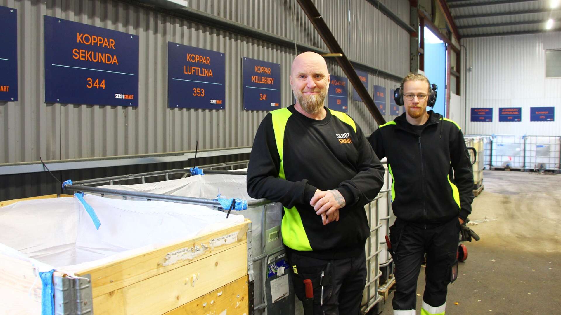 Markus Olsson och Simon Johansson bemannar Skrotsmarts nya anläggning i Skövde.