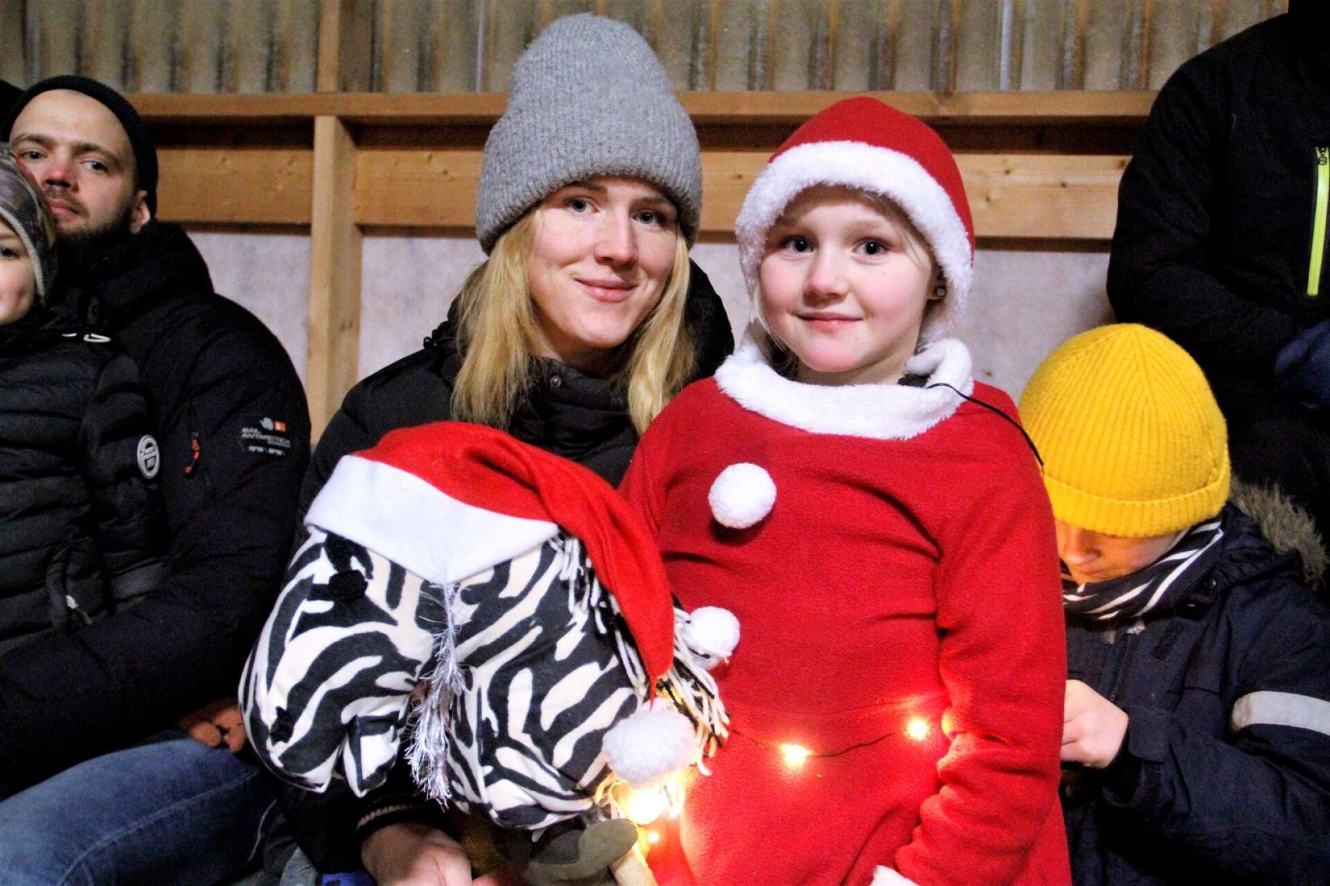Selma Ahlsson och hennes zebrarandiga käpphäst var med på uppvisning under julsshowen. Här sitter hon i publiken tillsammans med sin mamma Emma Axelsson.