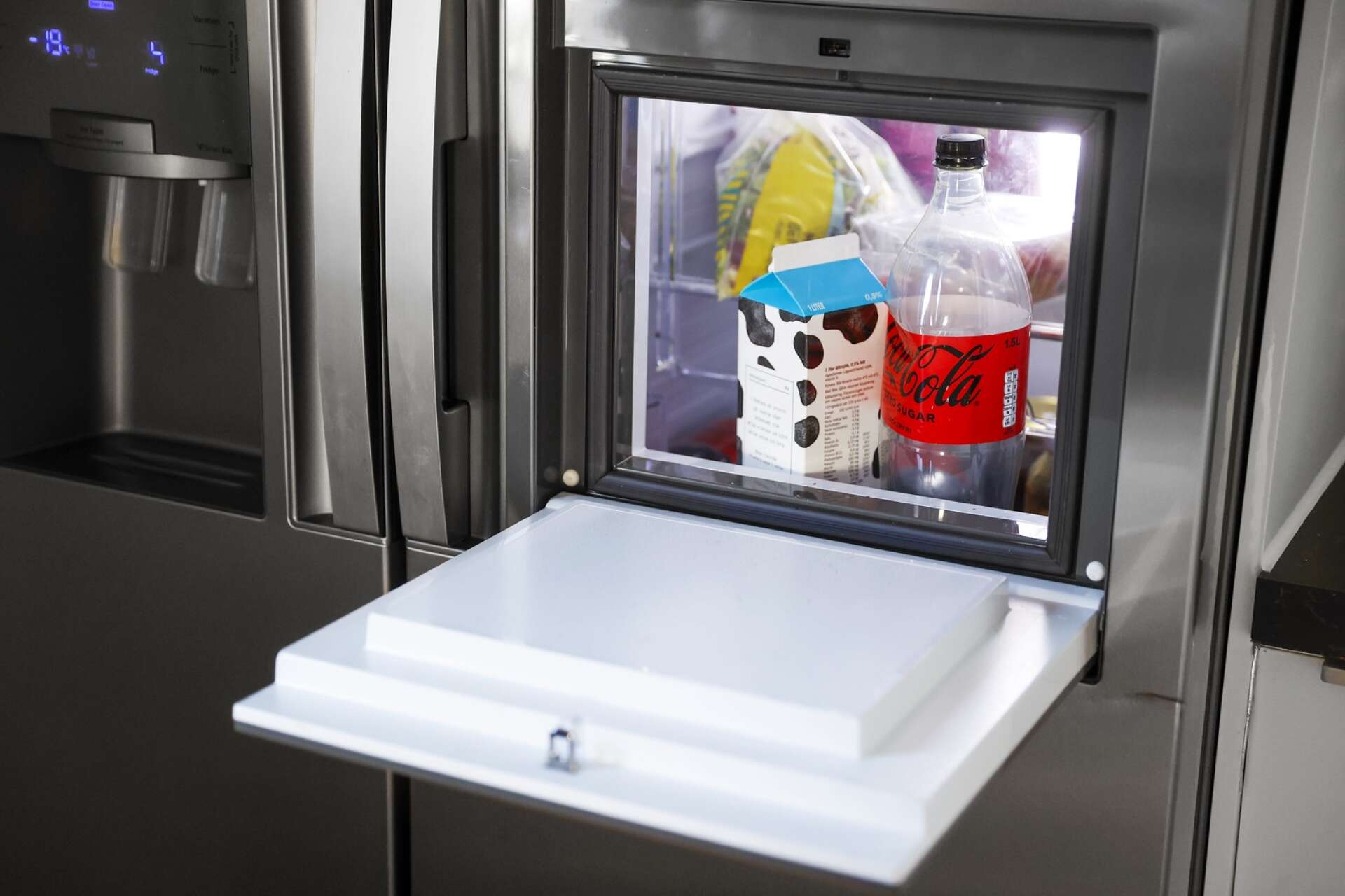 Kylskåpet har en lucka så att man enkelt når favoritdryckerna: Cola zero och mjölk. 