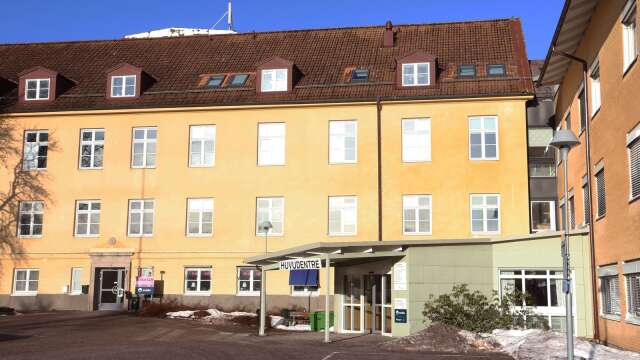 Färgelandabon ska enligt åtalet ha hotat en kvinna inne på Dalslands sjukhus i Bäckefors. Kvinnan hade tidigare vittnat mot honom./ARKIVBILD