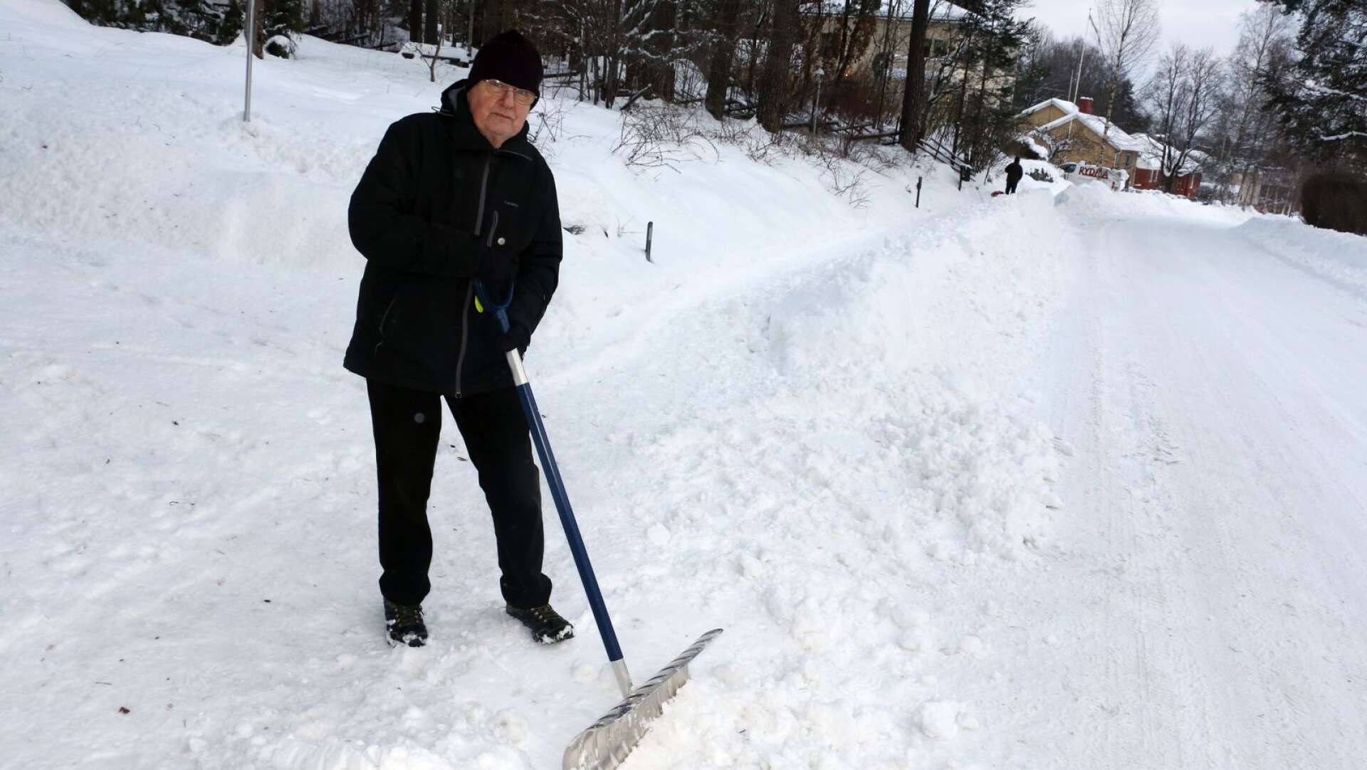 Ulf Söhrman, kassör i Filipstad och Hällefors villaägarförening, skottar bort snön framför sin fastighet. 