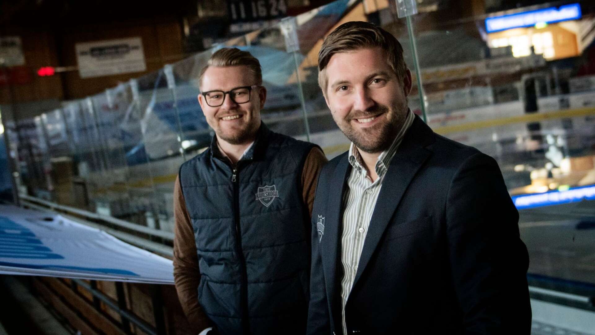Marcus Leandersson och Jakob Bengtzén satsade på soffbiljetter och har dragit in över två miljoner kronor till BIK Karlskoga under säsongen 2020–2021