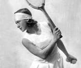 Eyvor Enegren - Aquilon var en gång svensk mästare i tennis, gift med tonsättaren och röstpedagogen Enar Aquilon och bosatt i Säffle.