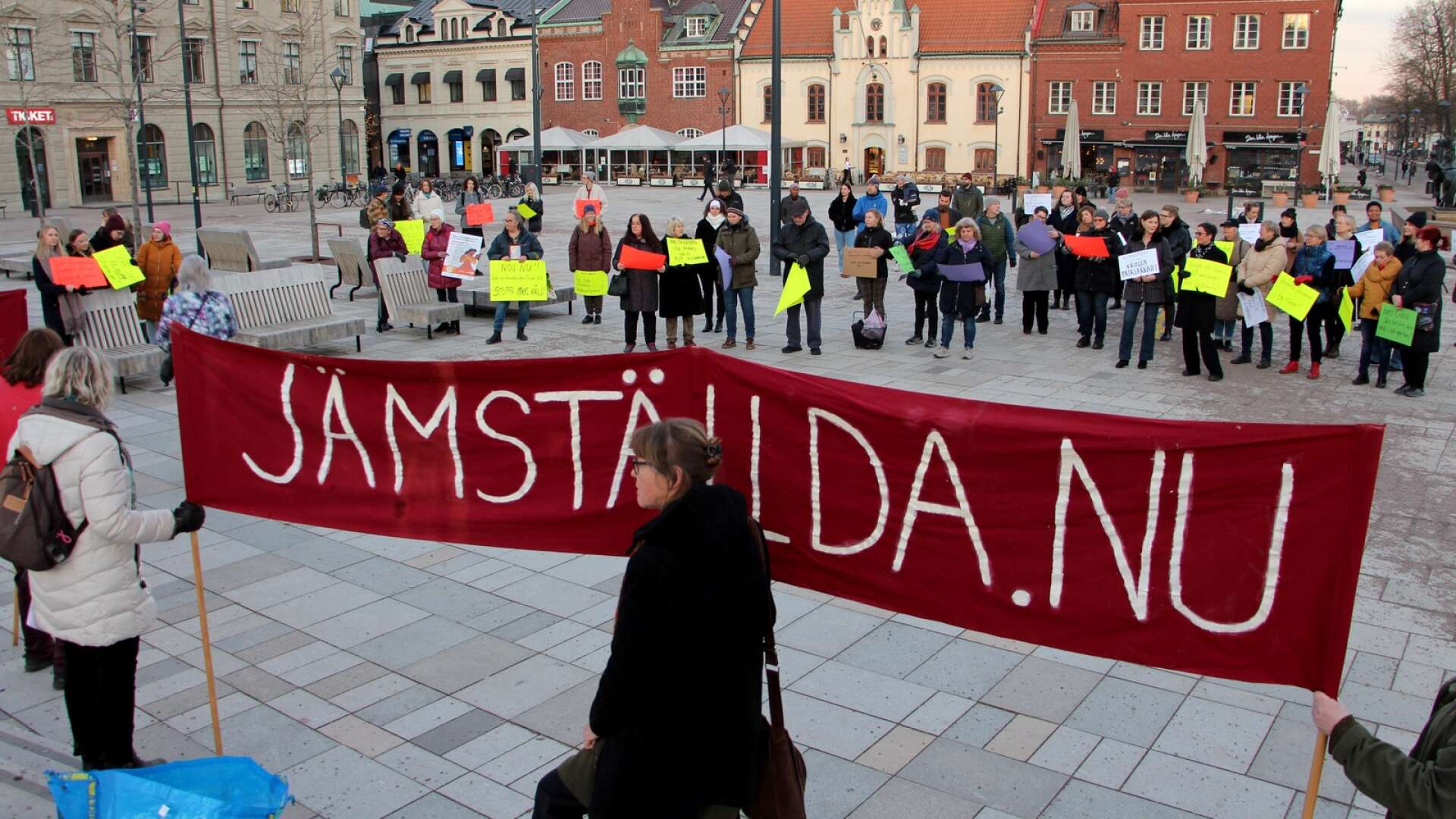 Internationella kvinnodagen uppmärksammades i Skövde. Många slöt upp till manifestationen på Hertig Johans torg.