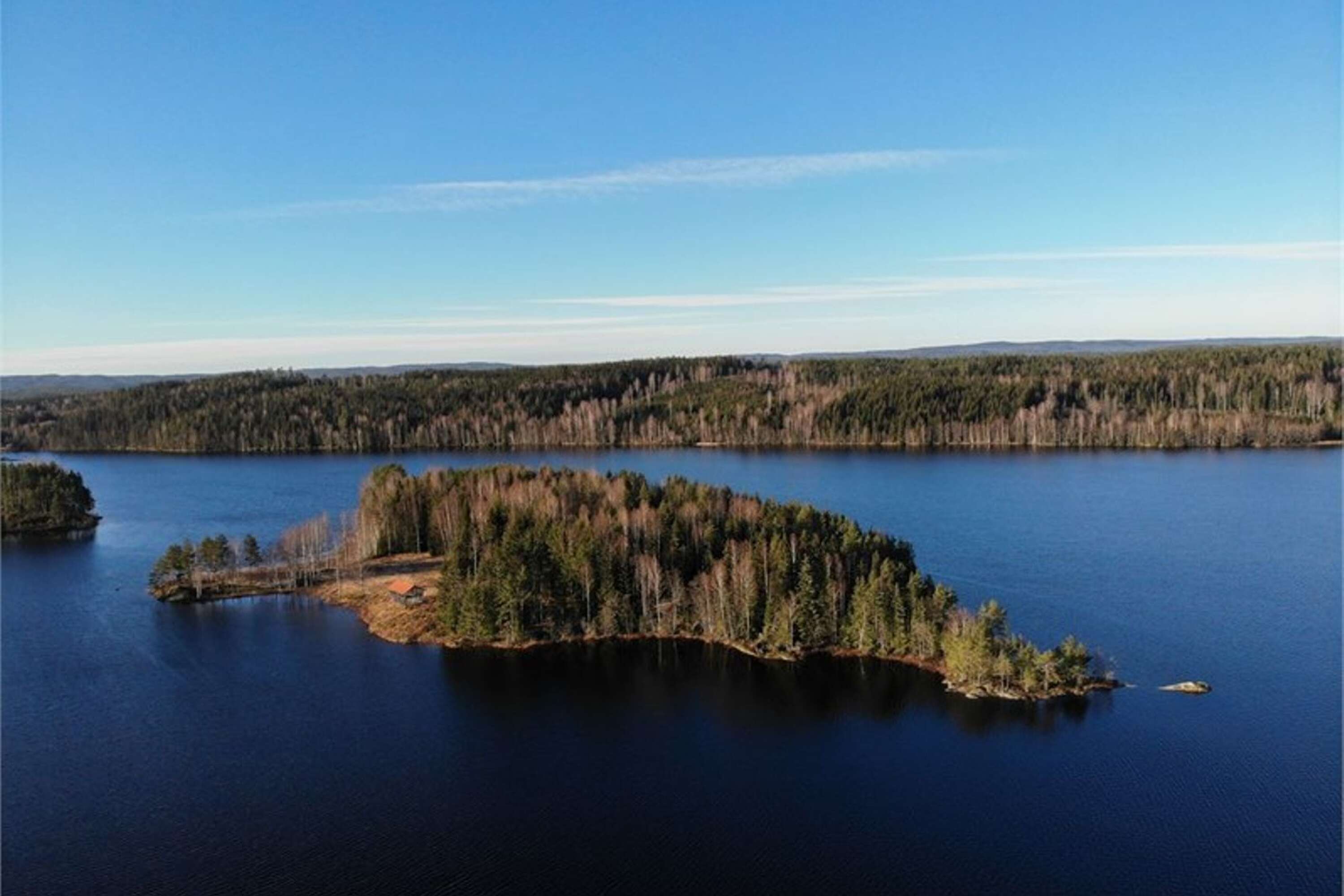 Den privata ön i Helgesjön attraherar många utländska spekulanter.