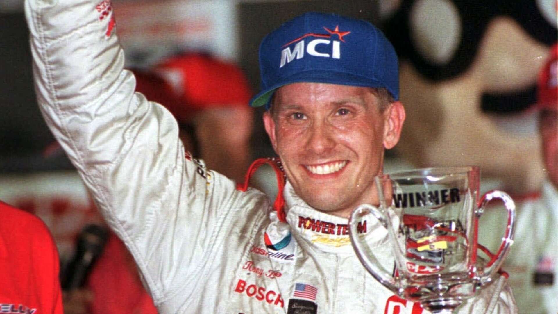 Kenny Bräck är den värmlänning som har nått allra störst framgångar internationellt i modern tid. Här firar han segern i Indy 500 1999.