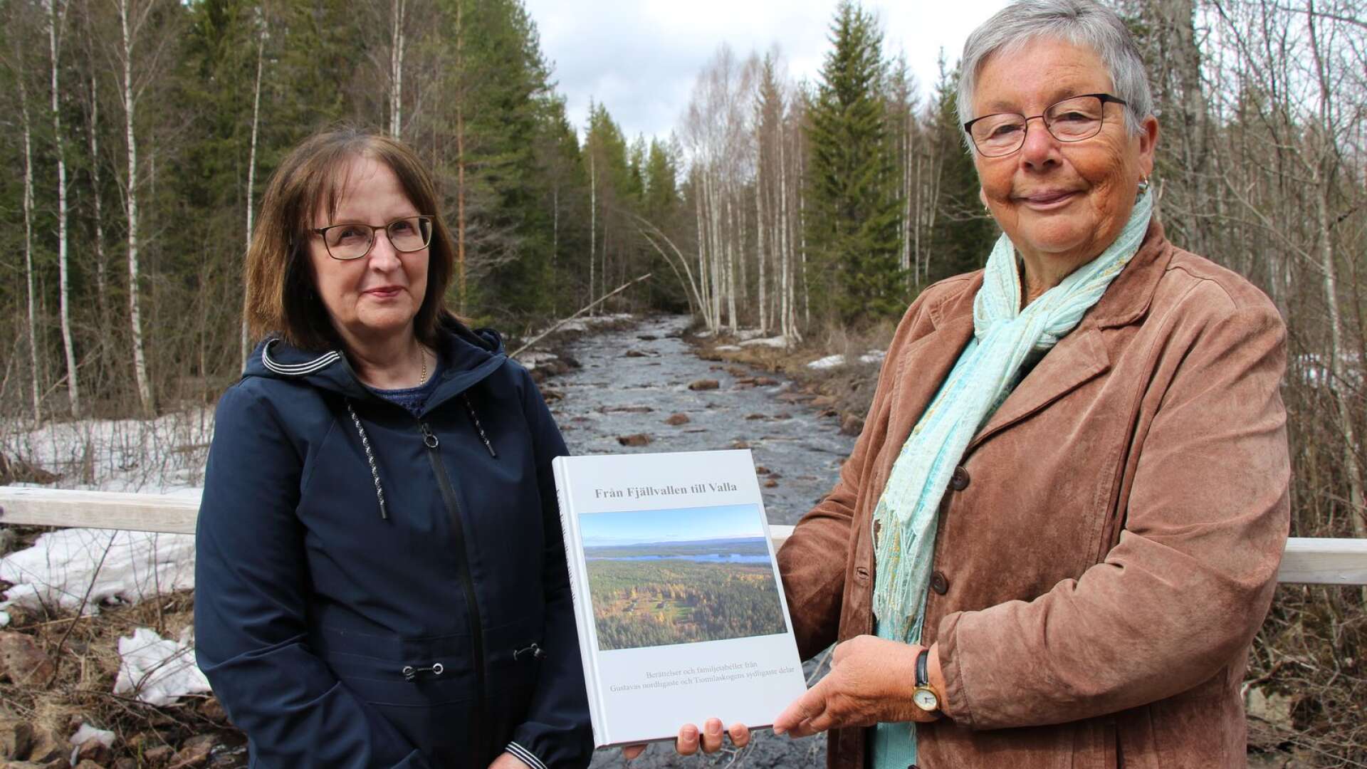 Ann- Britt Gustafsson och Britt-Marie Modig som är ett par av dem som ingår i  dokumentationsgruppen för Tiomilaskogen som har författat den nya boken om norra Gustavabygden