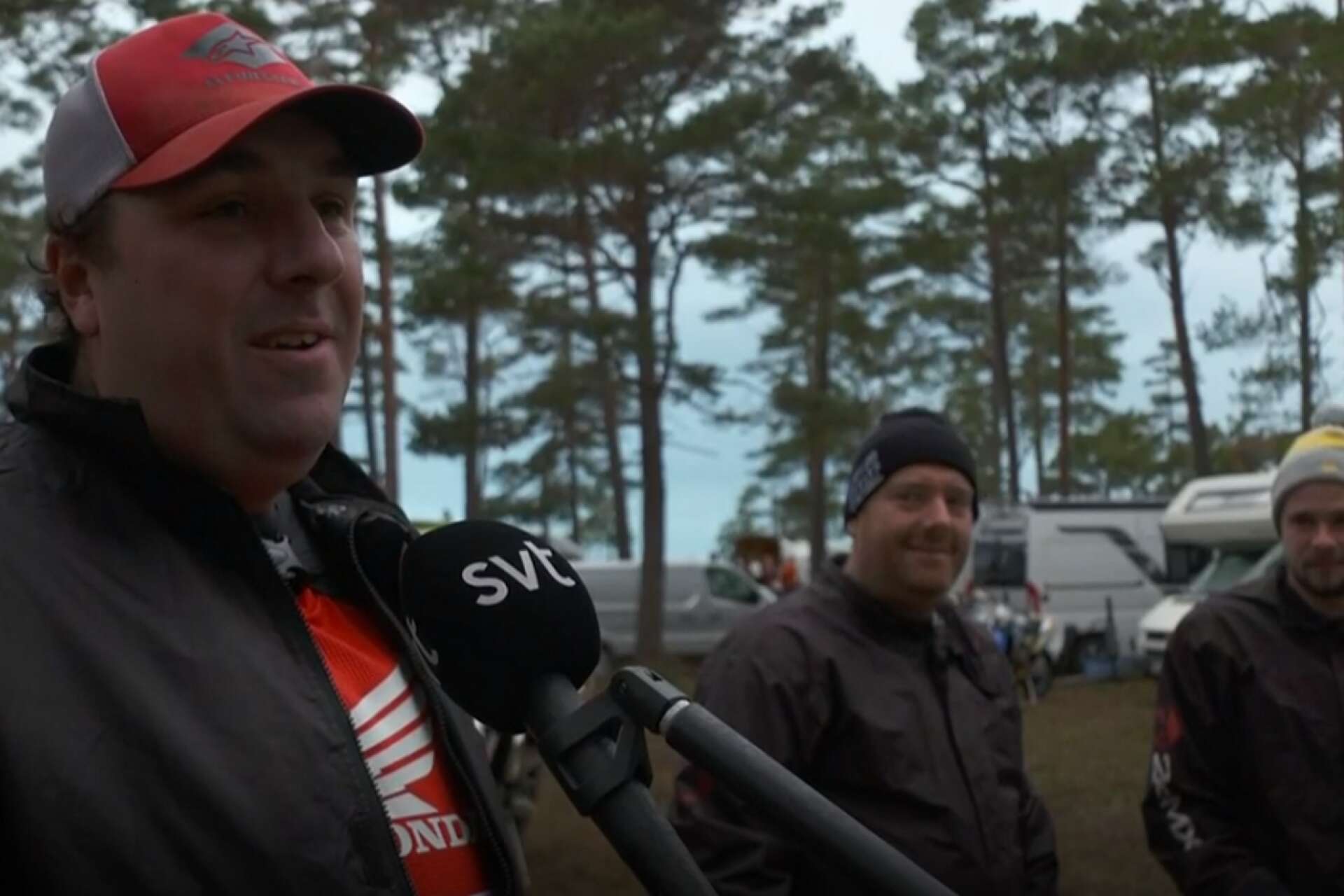 Niklas Andersson blir intervjuad av SVT i sändningen från Gotland Grand National. I mitten står Tony Roll och till höger Martin Hallberg.