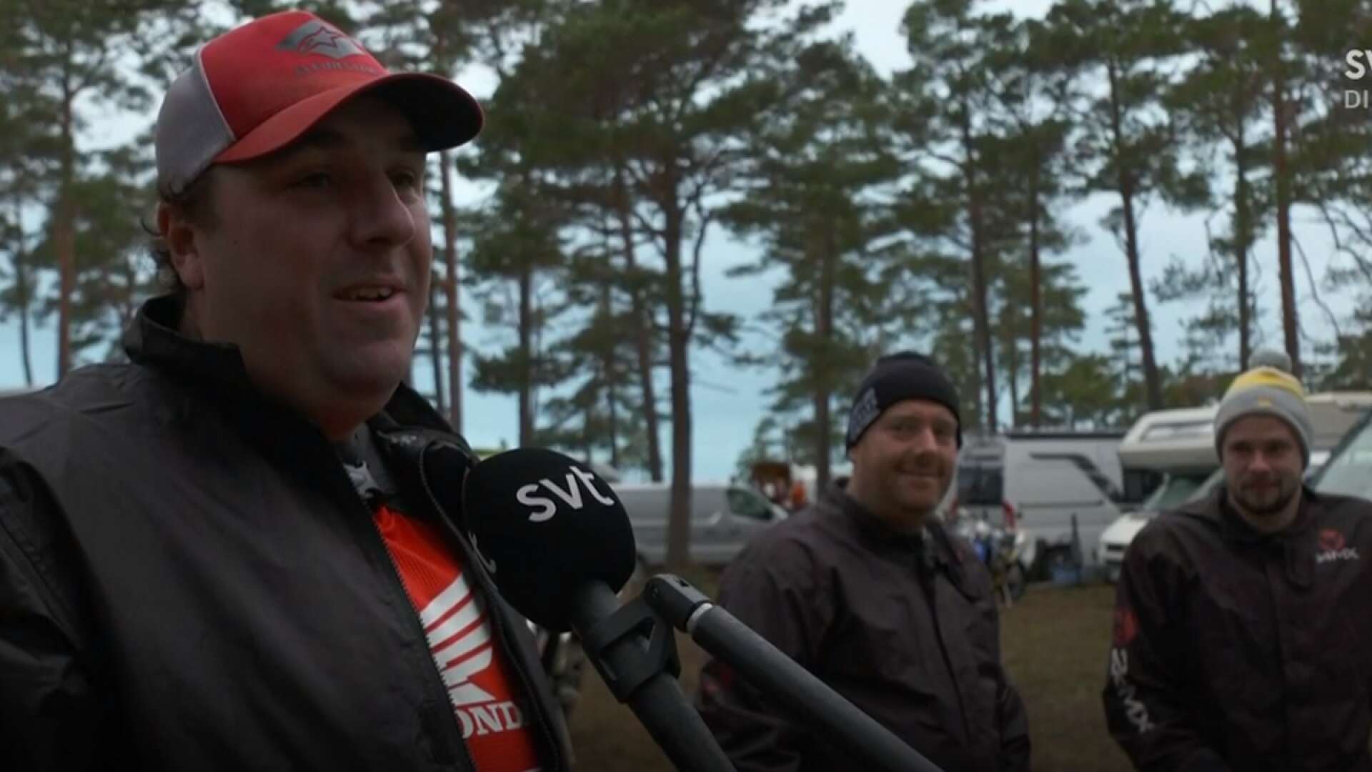 Niklas Andersson blir intervjuad av SVT i sändningen från Gotland Grand National. I mitten står Tony Roll och till höger Martin Hallberg.