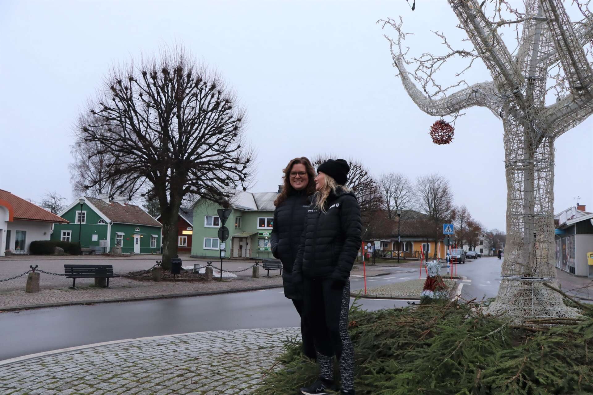 – Vi hoppas på snö på lördag kväll, säger Pernilla Hast inför julskyltningen i Hova på söndag, här tillsammans med Marlene Olsson. 