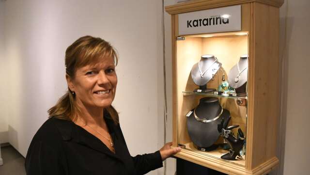 Guldsmedsmästaren Katarina Herbertsson visar  bland annat smycken på Nedre Fryksdals konstförenings höstsalong.