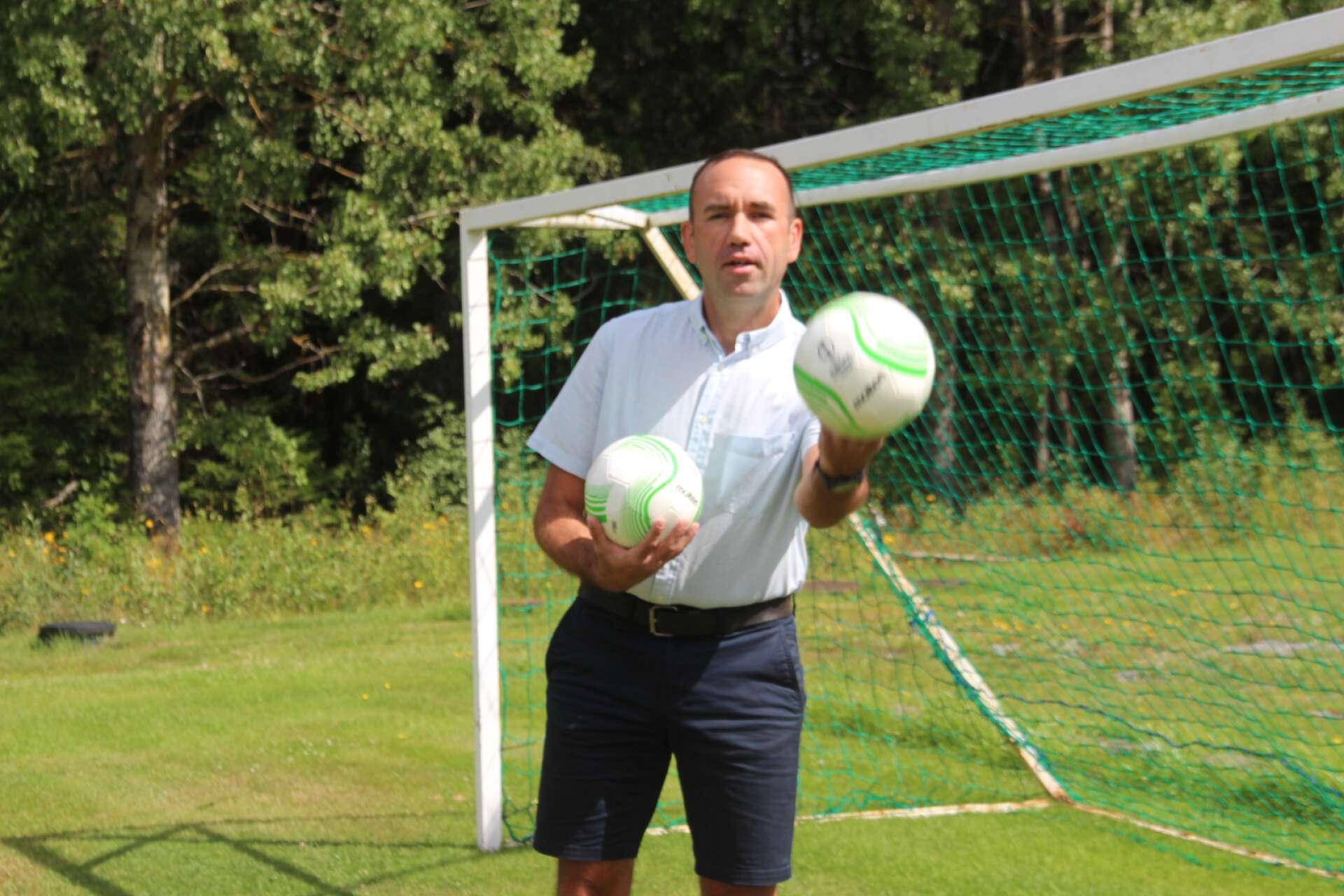 Erik Augustin tillbringar en del tid på fotbollsplanen då han är ledare för idrottskul i Värmlandsbro.