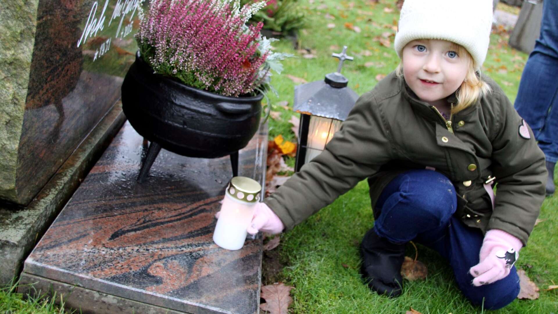 
Isabell Augustsson, fyra år, satte ett ljus på gammelfarmor och gammelfarfars grav på Eds kyrkogård. 