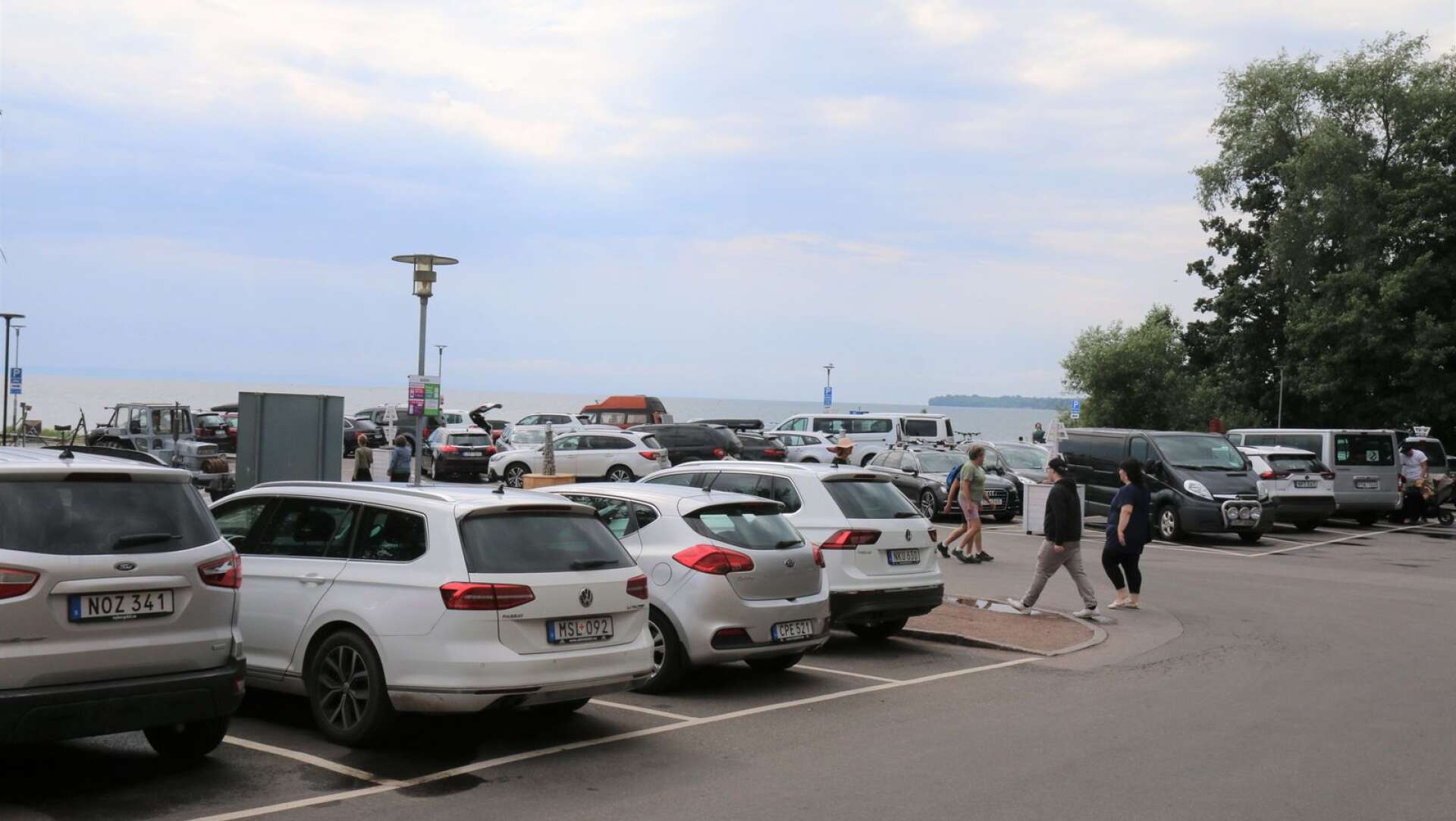 Cirka 80 parkeringsplatser är avgiftsbelagda i hamnen sommartid sedan 2021. I övrigt gäller tidsparkering med parkeringsskiva och där inget annat skyltas får man parkera i 24 timmar i Hjo.