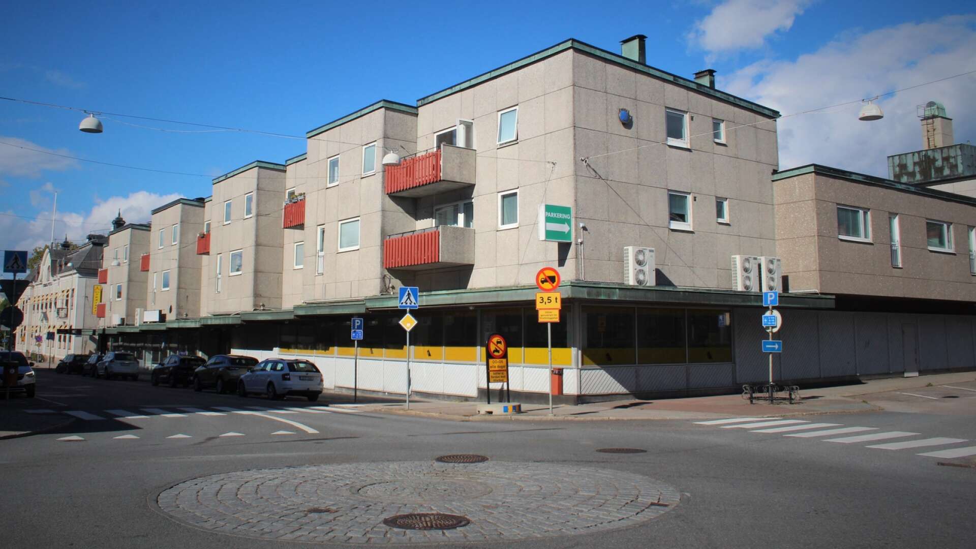 Flera butikslokaler i den kommersiella fastigheten på Kungsgatan står tomma i dag. Tidigare fanns bland annat Netto, en klädbutik och en leksaksaffär i lokalerna. 
