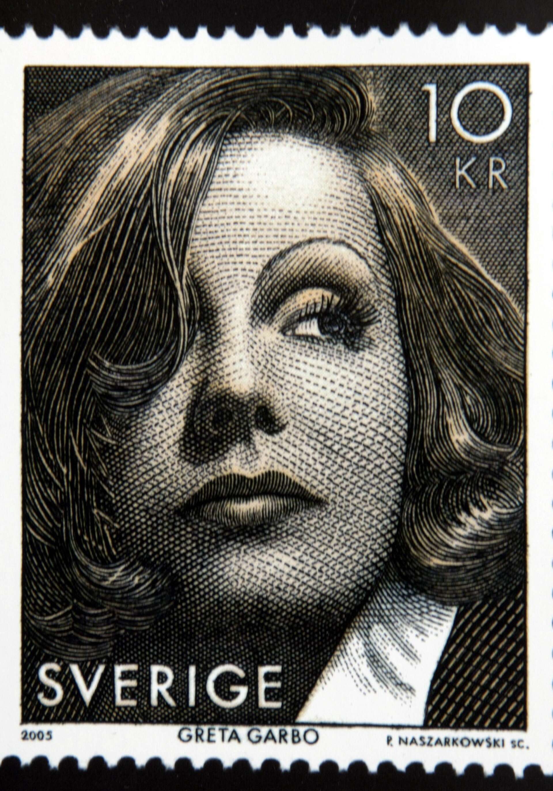Faksimil av ett frimärke av valören 10 kronor från 2005 med Greta Garbo som motiv som har utsetts till världens vackraste frimärke 2005.