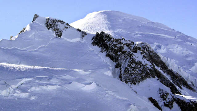 Helikoptern kraschade på 1 800 meters höjd i bergen. Räddningstjänst har lyckats få kontakt med en överlevande. Arkivbild på Mont Blanc.