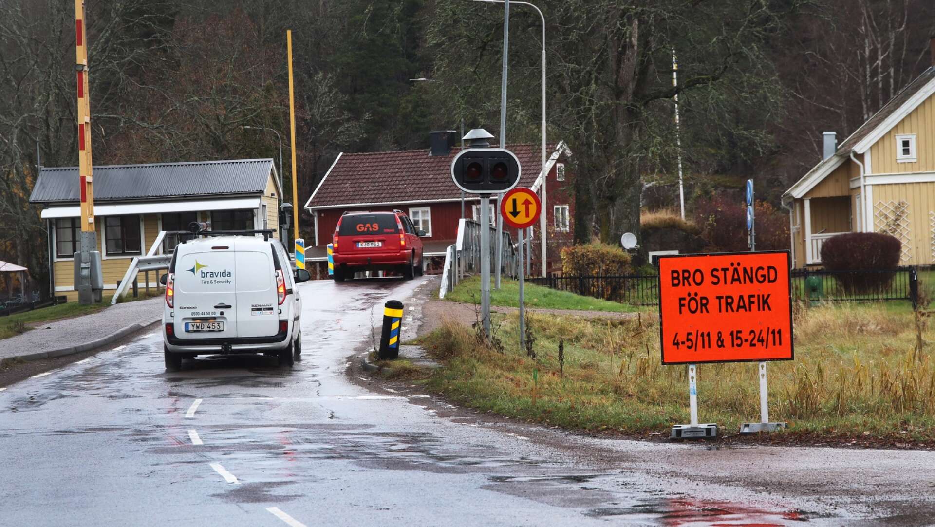 Den lilla bron över Göta kanal i Lyrestad kommer vara avstängd vissa dagar i november. Då ska Trafikverket göra beläggningsarbeten då väg 2990 är i behov av underhåll.